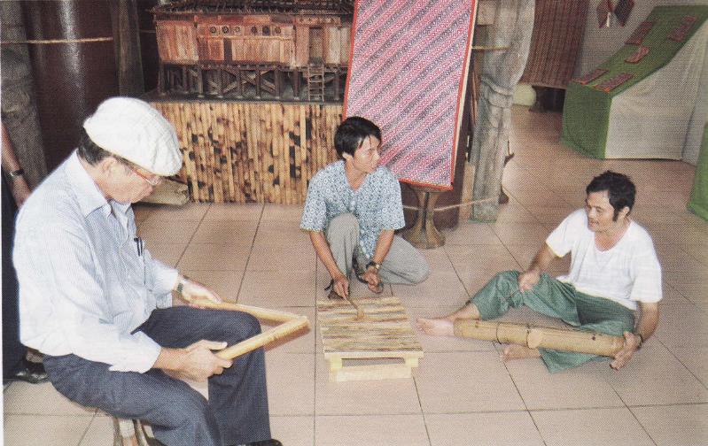 Download this Alat Musik Tradisional Bersama Dua Orang Staf Museum Pusaka Nias picture